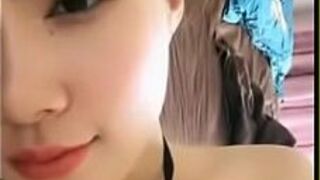 Кокетливое селфи красотки с большими сиськами - порно видео