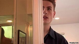 Мускулистый ебарь трахает ремонтника - порно видео