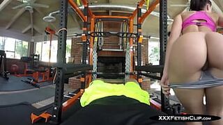 ГОРЯЧАЯ ПРИБЫЛА В СПОРТИВНЫЙ ЗАЛ, И РЕЙЧЕЛ СТАРР ОБОЖАЕТ ХОРОШИЙ КАРДИОТРАХ, ЧТОБЫ ЗАСТАВИТЬ ЕЕ ПОТ - порно видео