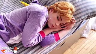 Разбудил Страстным Сексом Девушку в Кигуруми и Кончил на Лицо - порно видео