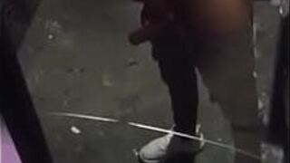 Молодой человек показывает свой член - порно видео