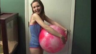 Симпатичная тинка Китти читает журнал - порно видео