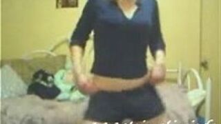 Горячая и сексуальная блондинка танцует и раздевается в своей спальне! - порно видео