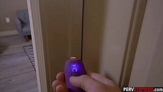 Извращенный пасынок помог своей возбужденной мачехе-милфе насладиться - порно видео