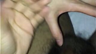 мастурбирует в салоне - порно видео