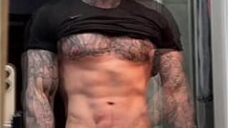 Поглаживаю мой массивный член и сгибаюсь для тебя, прежде чем кончить - порно видео